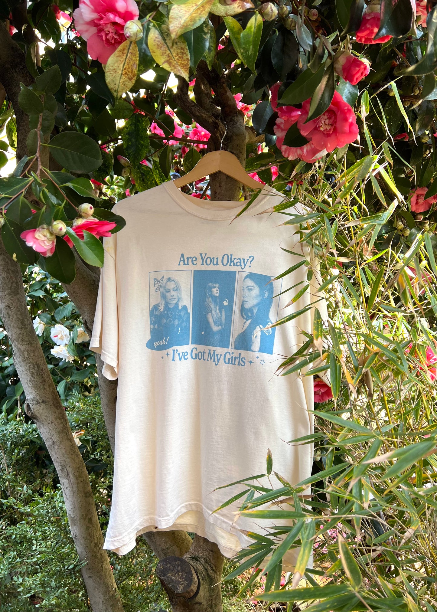 i've got my girls tee in ivory / blue