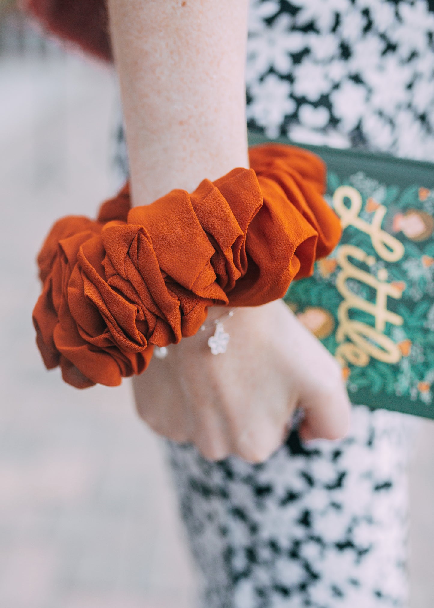 fresh start oversized scrunchie in brick (jo)