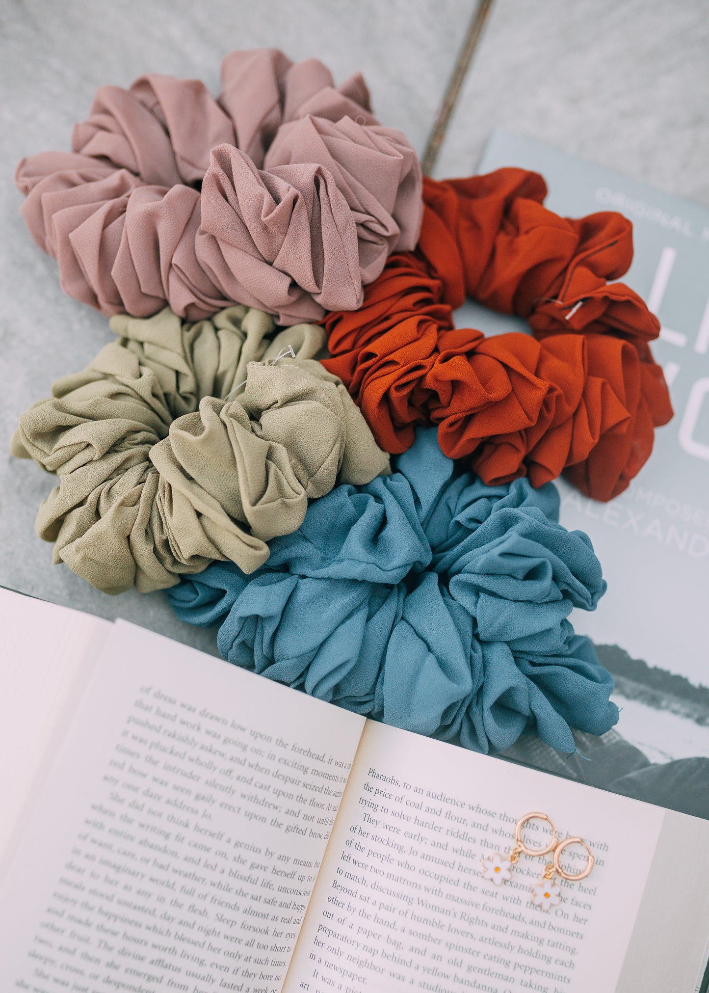 fresh start oversized scrunchie in brick (jo)